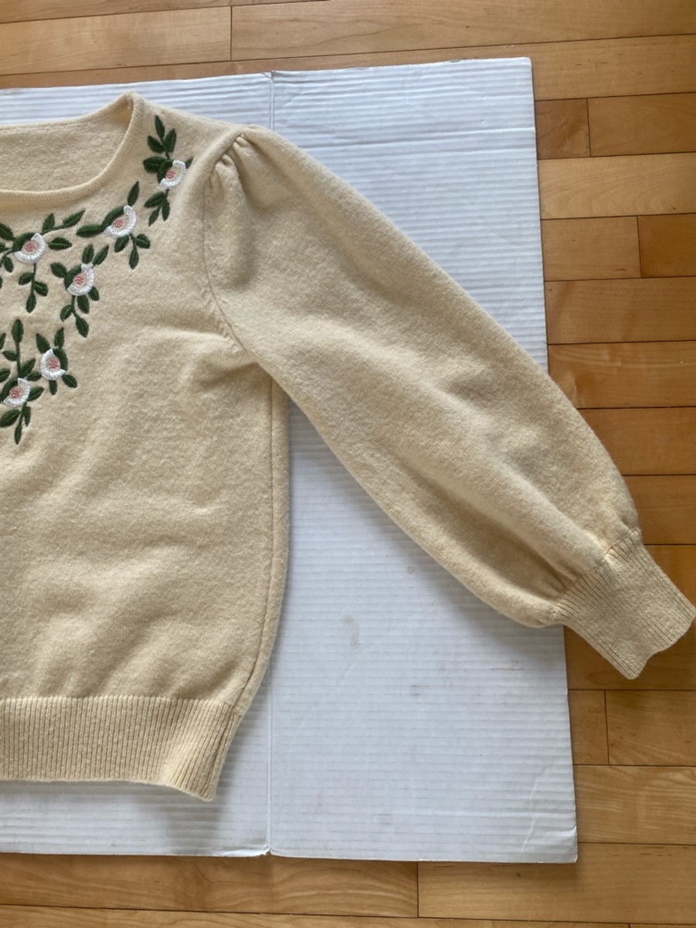 STUNNING VINTAGE Floral Embroidered round neck Sweater w puff sleeves Sze Medium - Picture 12 of 16